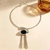 Colar de metal prateado estilo cool cruzado com pingente de borla preta com gota de óleo personalizado, colar para clavícula, vestido versátil para o dia a dia