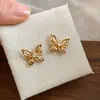 Pendientes de botón de mariposa huecos 3D de aguja plateada Sentido de diseño de nicho Pendientes elegantes Retro Lujo Ligero Sensación de Alta Gama Pendiente para el Trabajo