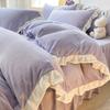 Juego de cama de terciopelo de leche espesado de invierno de cuatro piezas estilo princesa de franela de terciopelo coral con encaje, funda de edredón, sábana con forro polar, falda de cama