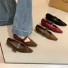 Sapatos Mary Jane de Tira Única Baixa Vermelhos Pequenos Estilo Retrô First Encounter para Mulheres, Novo Estilo Outono Inicial, Perfeitos com Saias, Couro de Nicho e Elegante