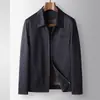 Chaqueta para Hombre 2026 Primavera y Otoño Cuello Solapa Versión con Cremallera Estilo Old Money Negocios Ante Superior Abrigo Casual para Hombres Jóvenes y de Mediana Edad