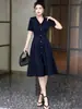 [En Stock] Nuevo Vestido Minimalista Francés de Manga Corta con Cuello en V y Tacto de Sal de Alta Gama para el Viaje Diario de Verano