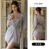 DZ, un lujoso y sensual camisón de satén con sujetador push-up, malla transparente y diseño sin espalda, viene como un conjunto con una bata. Modelo: M7318
