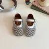 Zapatos de Cuero de Moda para Niñas para Exteriores Verano 2025 Nuevo Estilo Malla Transpirable para Bebés Huecos Zapatos de Princesa Elegantes Mocasines Tejidos