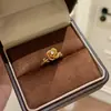 Anel de flor rosa banhado a ouro com diamantes brilhantes para mulheres, design de nicho ins, versátil, de alta qualidade, vintage, anel de dedo indicador de luxo leve