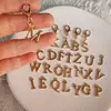 Pendente de metal com letra em inglês mais vendido transfronteiriço, chaveiro de pingente de letra dourada de alta qualidade, fivela decorativa para garrafa de água