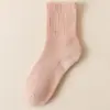 Meias para Mulheres no Inverno com Forro de Lã e Espessadas Quentes Meias de Fio Felpudo Meias para Chão Outono e Inverno Cor Sólida Cano Médio Meias Zhuji Atacado