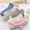 Calcetines Personalizados para Otoño e Invierno, Calcetines de Coral Fleece para Mujer, Engrosados y Cálidos, de Media Terciopelo Trenzado de Caña Media para el Hogar y el Suelo, Ciudad de Zhuji