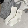 Meias de cano médio de cor sólida com laço bordado para mulheres, meias de algodão folgadas para outono e inverno, meias folgadas de cano médio sem costura versáteis para mulheres