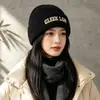 Nuevo gorro de punto bordado estilo coreano para mujer, cálido versátil para otoño e invierno, con bordado de letras, para exteriores, a prueba de frío, protege los oídos, de lana