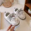 Nuevas zapatillas de dibujos animados para niños, parte superior de piel, zapatos casuales transpirables antideslizantes con lazo para niñas, suela suave, suela ligera