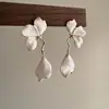Pendientes blancos de flor delicada estilo francés, modernos y versátiles, con un diseño único, un toque de sofisticación y elegantes pendientes de flor blanca