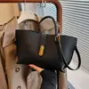 Bolsa de mão vintage estilo francês para mulheres, novo modelo verão 2025, bolsa de ombro e transversal para o trabalho, bolsa tote simples de cor sólida