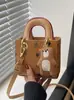 2026 Nuevo Modelo Bolso de Mujer para Comercio Exterior con Estampado de Oso Lindo, Bolso de Mano Cuadrado Pequeño, Bolso Cruzado de Hombro para Mujer Estilo Coreano