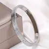 Pulseira Feminina Estilo Chinês em Aço Titânio Retrô com Padrão Gravado, Pulseira com Fecho para Casal, Pulseira Banhada a Ouro 18K Venda por Atacado