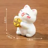 Miniatura fofa de gato da sorte segurando uma barra de ouro, acessório de decoração DIY, enfeite de mini carro