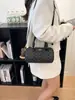 Bolsa Mini Boston Vintage com Monograma Feminina Bolsa de Ombro Transversal Fashion 2026 Nova Bolsa Almofada de Mão em Forma de C para Mulheres