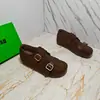 Sapatos Mary Jane retro de camurça com bico redondo e fecho de velcro, um sapato casual de corte baixo, fashion e versátil para o outono de 2026, projetado para adicionar altura