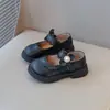 Sapatos de Couro Infantis, Modernos e Elegantes, com Laço de Pérolas, Sapatos Casuais para Meninas, Novo Estilo 2026, Versáteis e Confortáveis, Sapatos de Princesa, Tendência