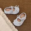 Sapatos de couro para meninas, novo modelo de outono com laço, sapatos de princesa para crianças, sapatos baixos para meninas pequenas, sapatos macios para bebês e crianças pequenas para meninas