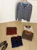 Elegante cárdigan de punto a rayas color-block retro para mujer, nueva colección otoño/invierno 2026, suéter moderno que rejuvenece