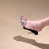 Chinelos Sexy de Couro Patente Prata com Tira de Strass para Mulheres 2026 Verão Salto Fino Emagrecedor Slip-On Preguiçoso Sandálias de Salto Alto