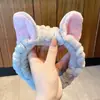 Faixa de cabeça de pelúcia divertida e peculiar para mulheres, com design de desenho animado, textura fofa e estilo de coroa alta, perfeita para lavar o rosto e adicionar um toque de sofisticação aos seus acessórios de cabelo.