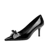 9998-H165 Sapatos de Festa Estilo Europeu Bico Fino Sapatos de Salto Alto Stiletto Couro Patente Fivela de Pérola Bico Baixo Feminino