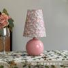 Lámpara de Mesa Plisada Nórdica Floral Vintage Pastoral Estilo Francés Lámpara de Mesa Dormitorio Mesita de Noche Decorativa Luz Ambiental Nocturna