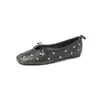 Zapatos planos para mujer con remaches, hechos de piel de vacuno de primera calidad, nuevo estilo otoño/invierno, piel genuina, punta cuadrada, con cordones, corte bajo, talla 42