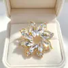 Broche de flor de cristal azul real de alta resistencia, aleación calada con diamantes, accesorio para chaquetas de traje y vestidos, pin estilo lujo ligero