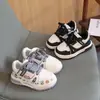 Sapatos femininos 2026 primavera e outono novos tênis esportivos infantis respiráveis estilo coreano tênis de sola macia tênis casuais modernos para meninos
