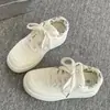 Zapatillas de suela gruesa para mujer 2026 nuevo resorte versátiles zapatos blancos estilo coreano combinadas con pantalones de pierna ancha mocasines casuales ligeros