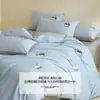 Juego de ropa de cama de cuatro piezas bordado con toalla de algodón estilo caricatura, funda de edredón de algodón puro linda, juego de ropa de cama de tres piezas para dormitorio de estudiante