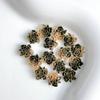 Venta al por mayor en línea de accesorios populares para uñas con flores de oro negro, resina bicolor, camelia luminosa, rosa, accesorios para uñas.