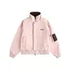 Jaqueta Piloto Casual Solta Rosa com Gola Alta Bordada com Letras Estilo Retrô Americano Cattee para Homens e Mulheres Jaqueta de Casal
