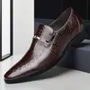 Sapatos Masculinos Transfronteiriços Novo Padrão de Crocodilo Tamanho Grande Sapato de Couro Verniz Masculino Sapato de Couro Social Sapato Transfronteiriço Slip-On Bico Fino Sapato de Couro Brilhante para Homens