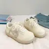Zapatos de Lona Lindos Estilo Retro de Lunares Suela Gruesa Zapatos Blancos Nueva Llegada de Primavera Versátiles Casuales Velcro Deportivos Entrenamiento Alemán Zapatos para Mujer