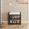 Banco de zapatos simple de varios niveles para uso doméstico, adecuado para espacios interiores y exteriores, con almacenamiento integrado y un diseño que permite sentarse en él. Ideal para recibidores, pasillos y como zapatero