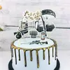Grande noite auspiciosa comendo bolo de aniversário de frango, enfeites de decoração, boneca, cena de decoração, cartão