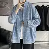 Camisa casual masculina única, moderna, preta e branca, com retalhos azuis, estilo campus, corte solto, vintage, de manga longa, para street style