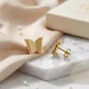 Pendientes de Acero de Titanio con Mariposa Dorada, Textura Mate, Personalidad de Moda de Nicho para Mujer, Versátiles y Elegantes, con un Sentido de Lujo y Sofisticación