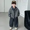 Ropa de Abrigo de Otoño para Niños Estilo Coreano Conjunto de Tres Piezas 2026 Nueva Ropa Infantil Ropa Elegante Bebé Guapo Conjunto de Primavera y Otoño