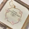 Exquisito Pulsera Deslizante con Trébol de Cuatro Hojas de la Suerte Cortado en Concha Rosa Natural Imitación Brillante Incrustada de Diamantes para Mujeres Joyería de Mano de Lujo Accesible de Nicho