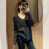 Design estilo francês, suéter de tricô moderno e elegante com decote em V para mulheres, coleção outono/inverno, blusa de manga comprida única e bonita, uma peça de nicho e que rejuvenesce