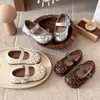 Zapatos de cuero estilo francés 2026 primavera y otoño nuevos versión coreana para niñas, zapatos de princesa de lunares poco profundos con suelas suaves, zapatos Mary Jane de un solo color
