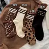 Calcetines de Media Pantorrilla para Mujer Estampado de Leopardo Retro Primavera y Otoño Ins Tendencia Versátil Pantalones de Tiburón Calcetines Deportivos con Tres Rayas