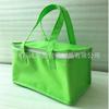 Los fabricantes producen bolsas de hielo para llevar de tela no tejida, bolsas de aluminio platino, bolsos refrigerados, bolsas aislantes de doble capa de algodón perla fresca
