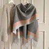 Casaco Manto Patchwork de Cor Sólida Tendência para Mulheres, Novo Versátil para Outono e Inverno, Manta Dupla Face com Franjas