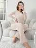 Conjunto de Pijama Casual da Moda Feminino 2026 com Decote em V, Renda em Patchwork, Mangas Longas e Calças Longas